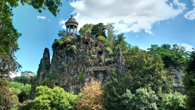 les-buttes-chaumont-ce-parc-pris-des-parisiens-paris-promenades