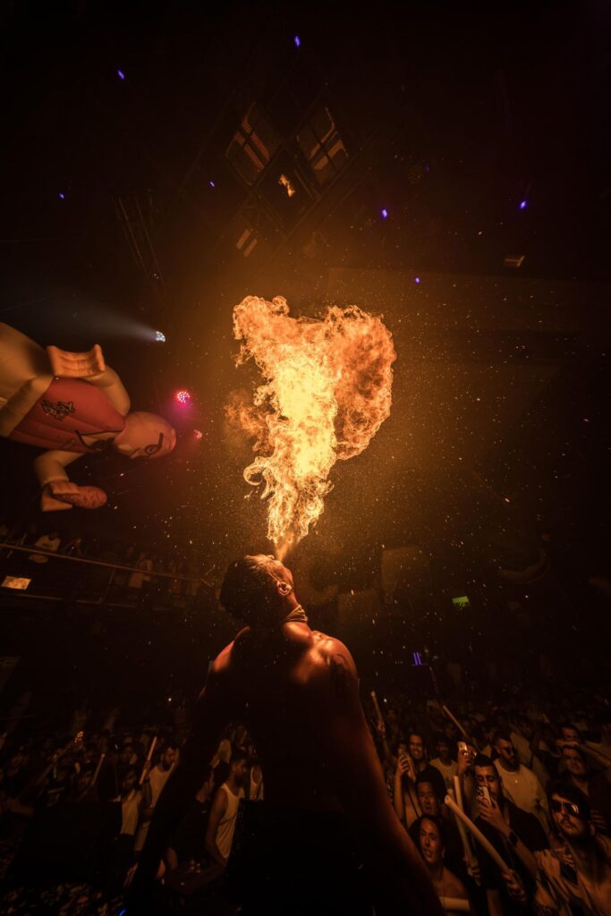 spectacle de cracheur de feu à Paris